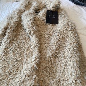 New-Vero Moda Faux Fur Coat; size M.